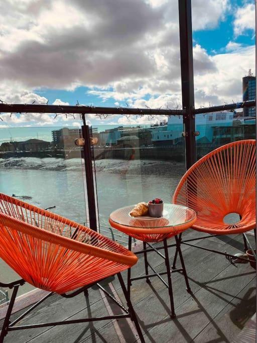 Luxury 2 Bedroom Waterfront Apartment With Balcony Newport  Exteriör bild