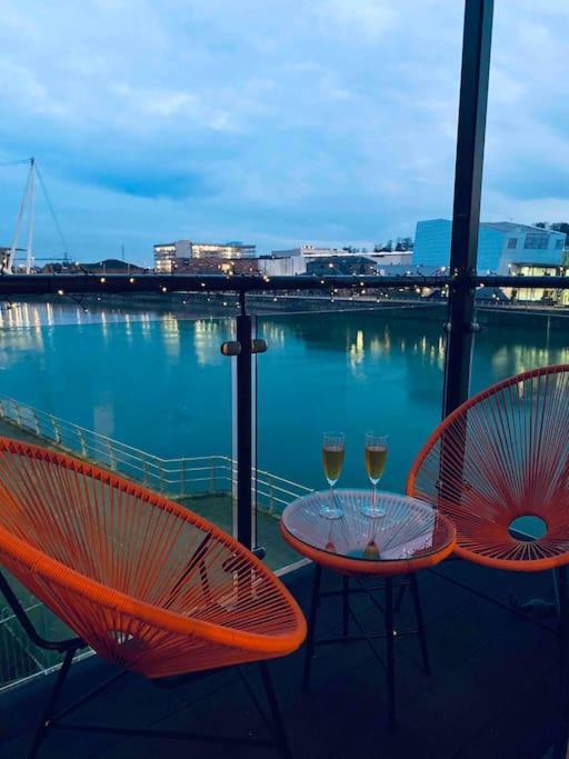 Luxury 2 Bedroom Waterfront Apartment With Balcony Newport  Exteriör bild