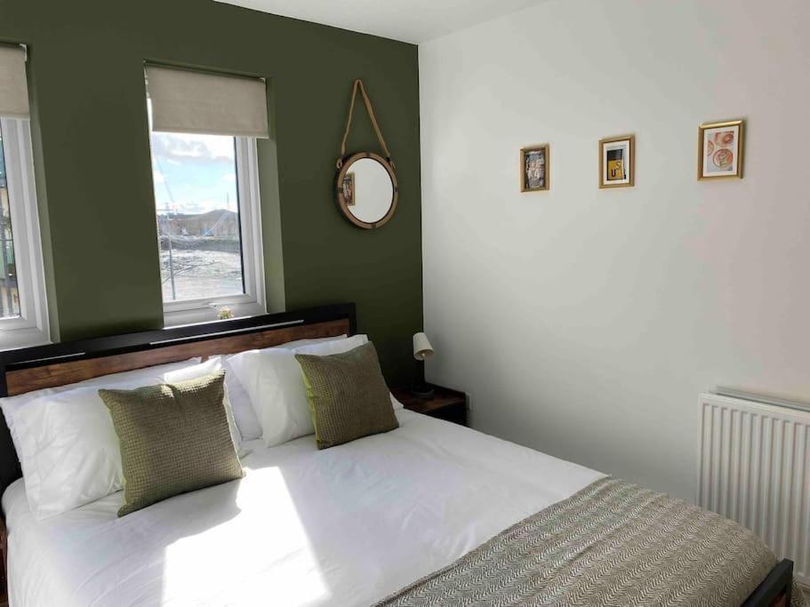 Luxury 2 Bedroom Waterfront Apartment With Balcony Newport  Exteriör bild