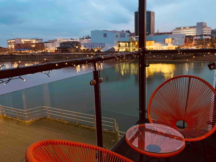 Luxury 2 Bedroom Waterfront Apartment With Balcony Newport  Exteriör bild