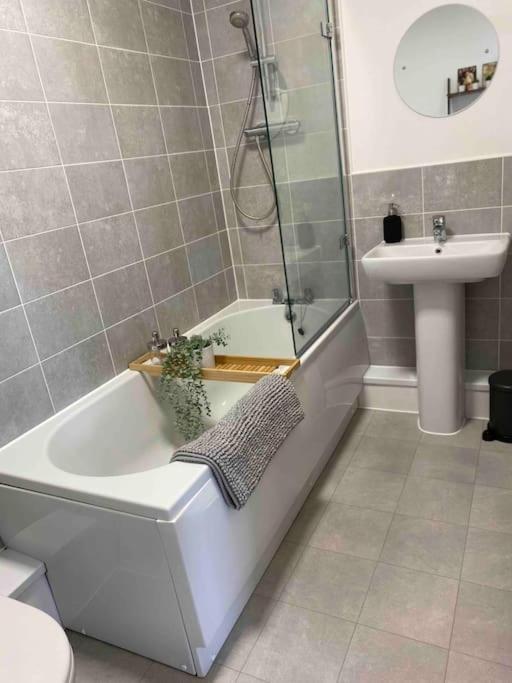 Luxury 2 Bedroom Waterfront Apartment With Balcony Newport  Exteriör bild