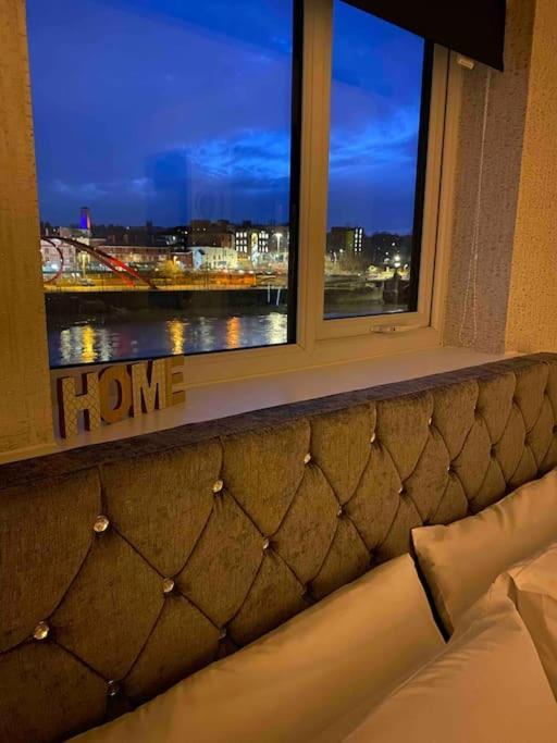 Luxury 2 Bedroom Waterfront Apartment With Balcony Newport  Exteriör bild