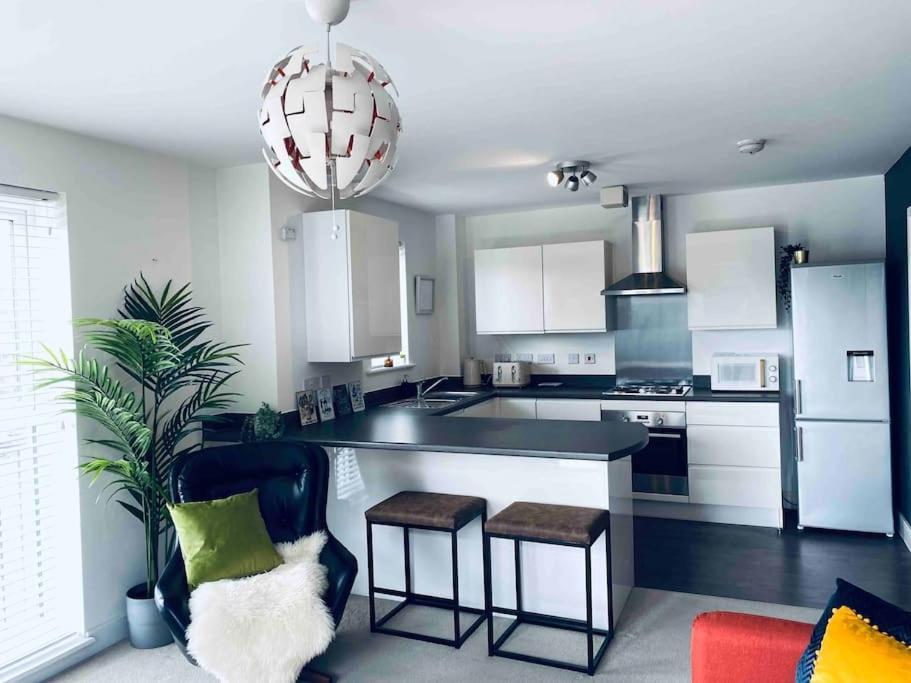 Luxury 2 Bedroom Waterfront Apartment With Balcony Newport  Exteriör bild