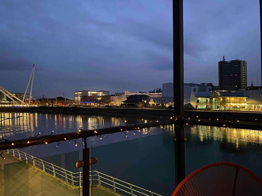 Luxury 2 Bedroom Waterfront Apartment With Balcony Newport  Exteriör bild