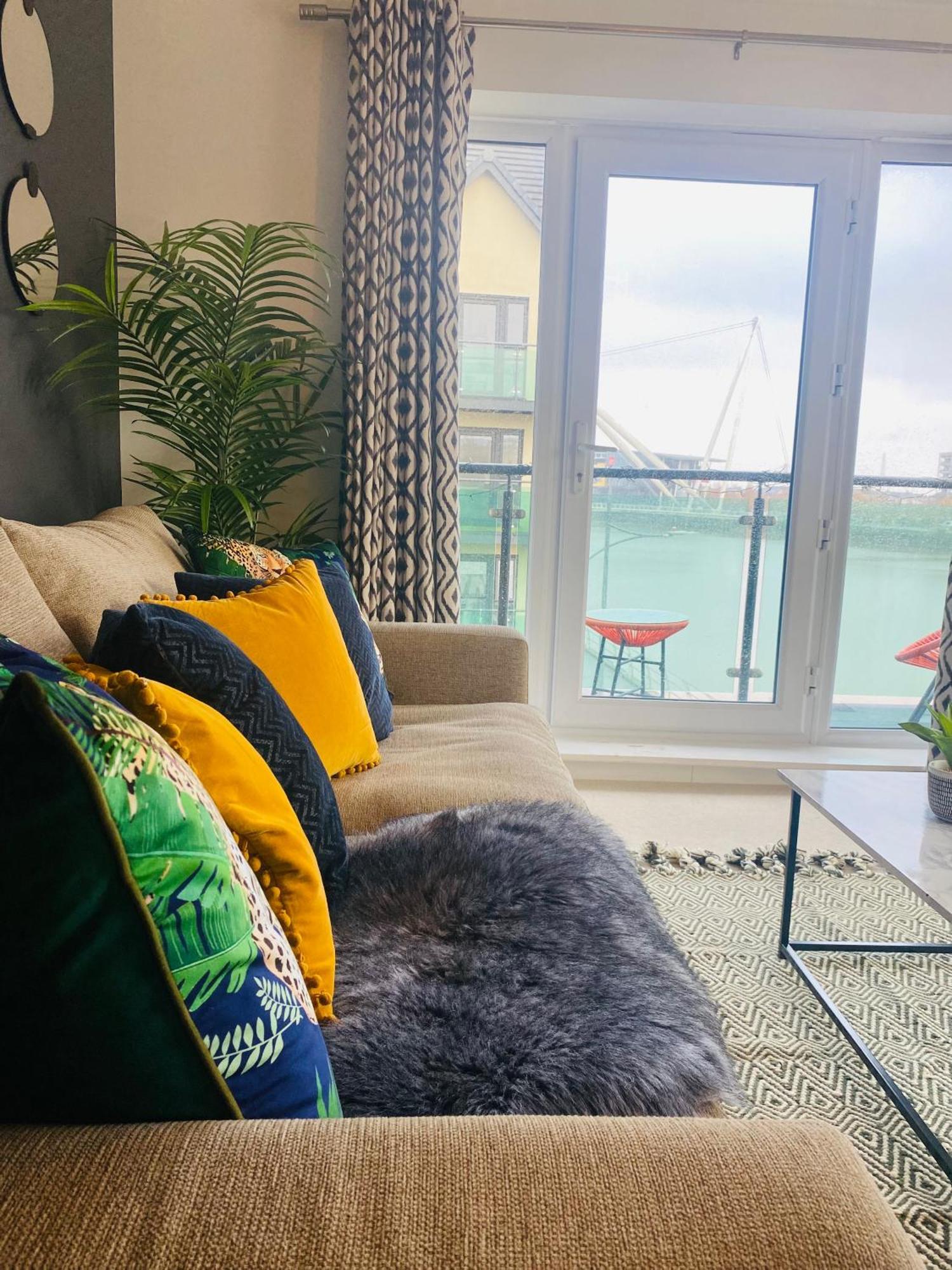 Luxury 2 Bedroom Waterfront Apartment With Balcony Newport  Exteriör bild